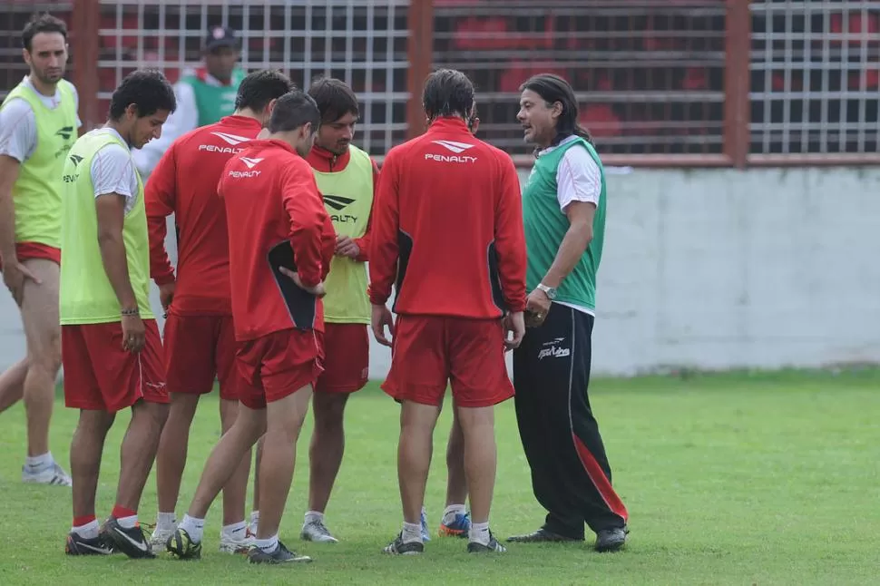 VOCERO. Miguel Amaya fue el encargado de anunciarles a los jugadores la sanción que les aplicó la directiva. LA GACETA / FOTO DE ANALíA JARAMILLO