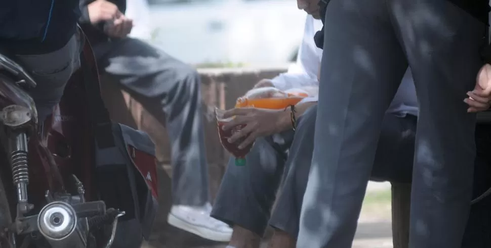  LAS TÁCTICAS PARA BEBER. Los estudiantes cortan botellas de plástico y las transforman en vasos en los que mezclan vino con gaseosa. LA GACETA / FOTOS DE ANALIA JARAMILLO