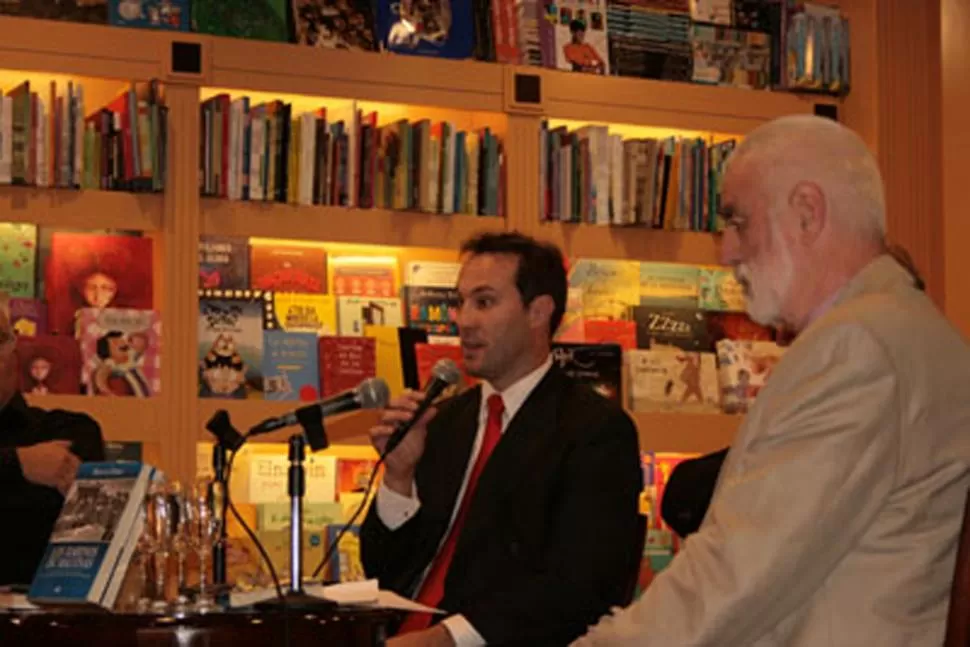 EL AUTOR. Hernán Dobry durante una presentación de su libro. RABINOSDEMALVINAS.COM.AR