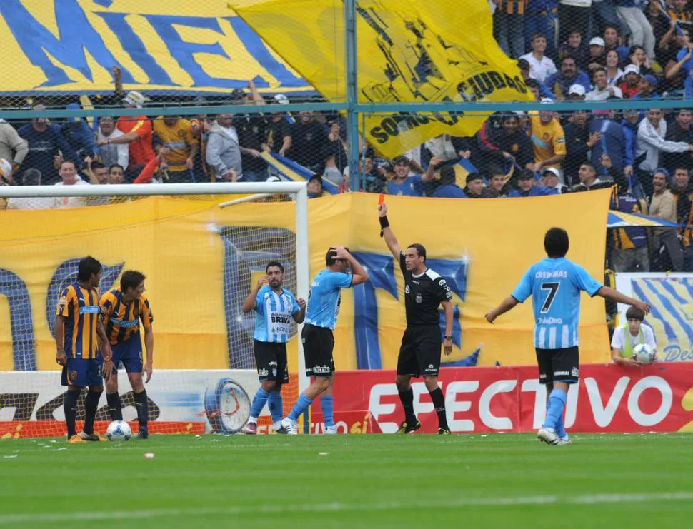 NO FUI YO. En la imagen, parece que Rapallini le muestra la roja al desconsolado Mosset. Era para Fonda. FOTO DE JAVIER ESCOBAR (ESPECIAL PARA LA GACETA)