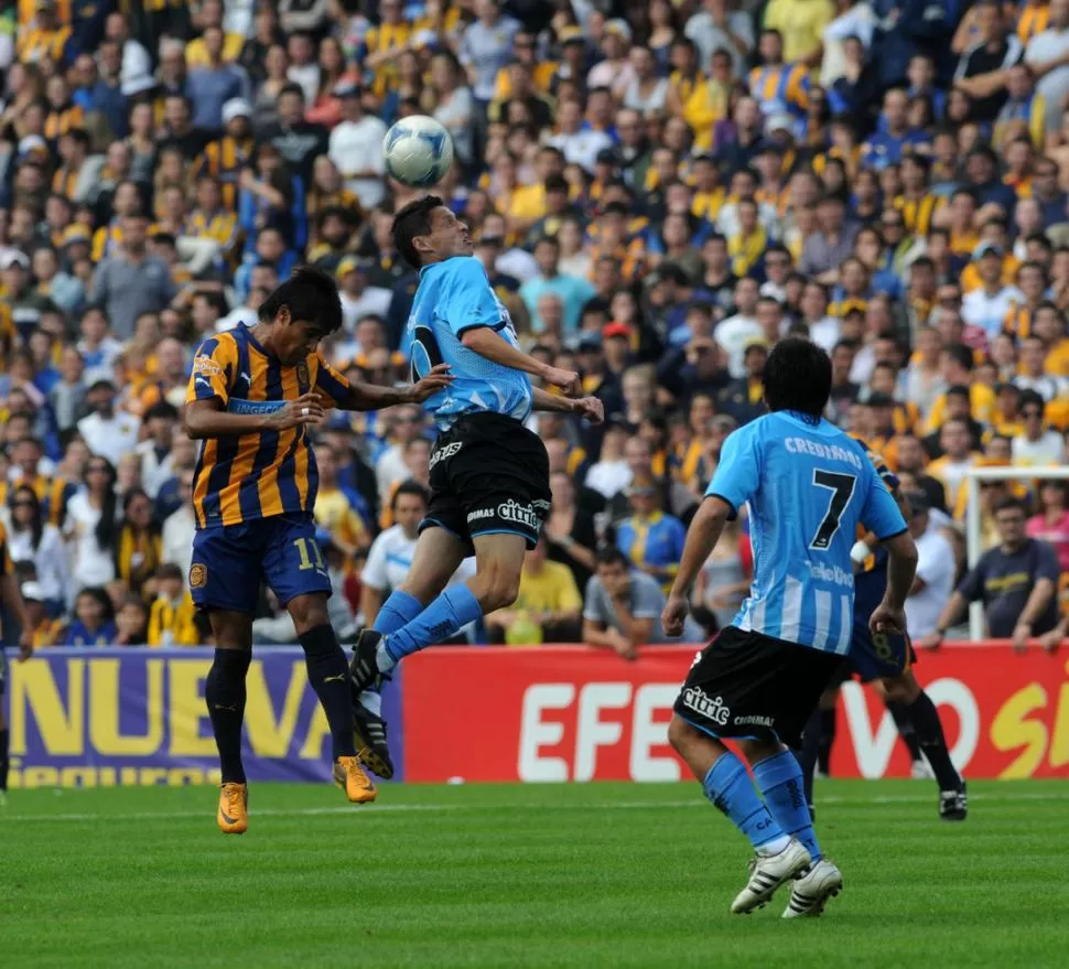 VOLÓ BAJITO. Barrionuevo, que le gana en el salto al tucumano Gómez, no le aportó su cuota de lujo a Atlético. FOTO DE JAVIER ESCOBAR (ESPECIAL PARA LA GACETA) 