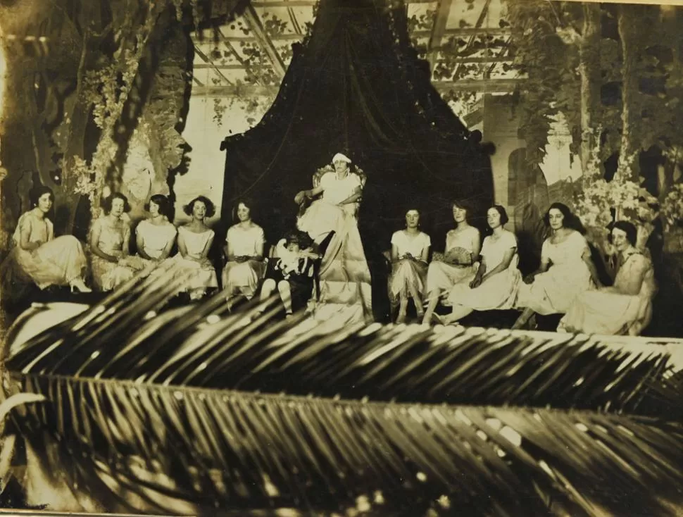 JUEGOS FLORALES DE 1921. En el escenario del Teatro Odeón, aparece la Corte de amor. Al centro, la reina electa del torneo, señorita Susana Poviña. LA GACETA / ARCHIVO