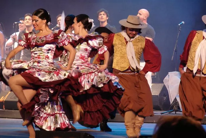 TEATRO SAN MARTIN. Una propuesta para empezar a vivir el 25 de mayo.