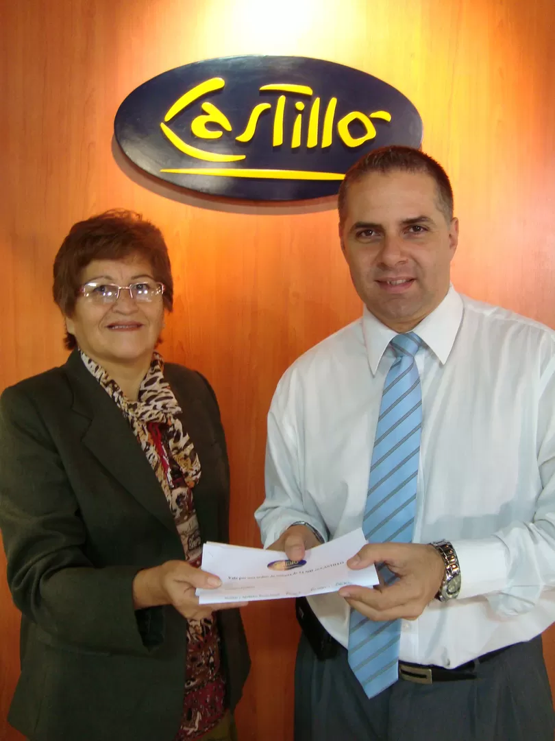 FELIZ. Rosario recibe la orden de compra en Castillo; con los $ 1.500 se llevó una moderna máquina de coser. PRENSA CASTILLO 