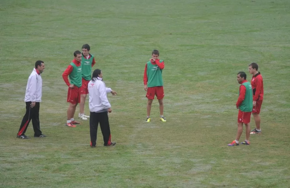 ESTRATEGA. Leo Rizo -derecha- será el encargado de darle vuelo futbolístico a la media cancha de San Martín. LA GACETA / FOTO DE ANTONIO FERRONI