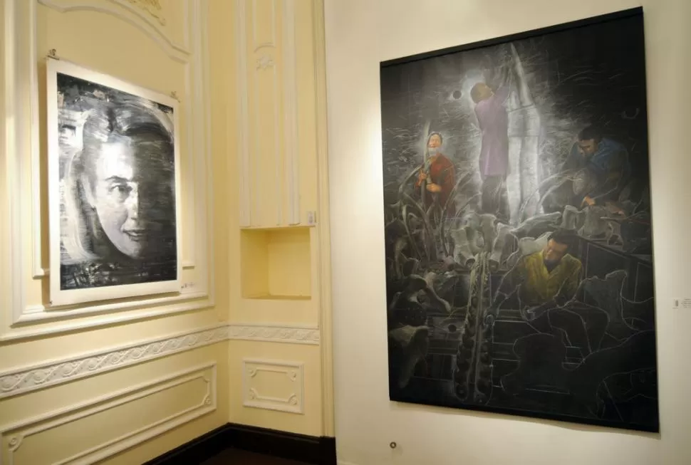 OBRAS EN EXHIBICIÓN. A la izquierda, Eva IV, y a la derecha, Taller. LA GACETA / FOTO DE ENRIQUE GALINDEZ 