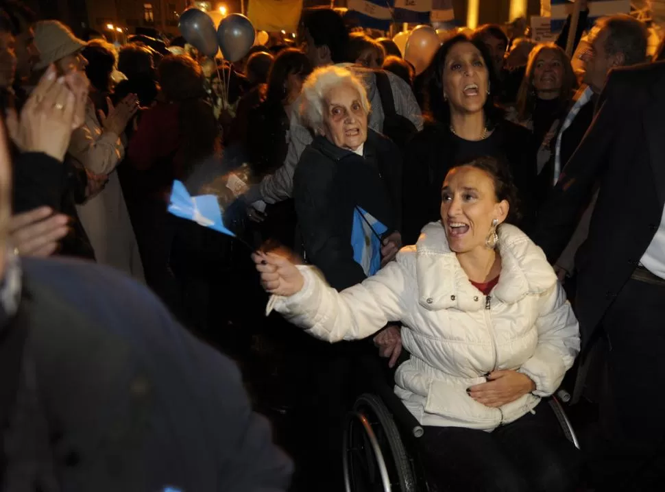 OPOSITORES. Gabriela Michetti, del PRO, fue una de las manifestantes. NA