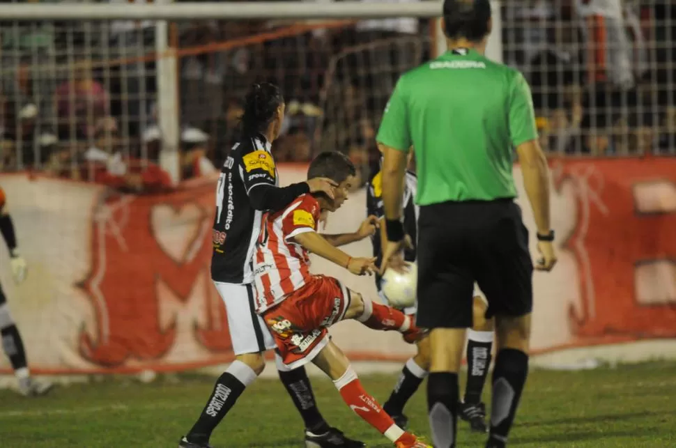 MOSTRÓ SU CATEGORÍA. En su primer partido de titular, Leonardo Rizo estuvo cerca de marcar un gol. LA GACETA / FOTO DE ENRIQUE GALíNDEZ