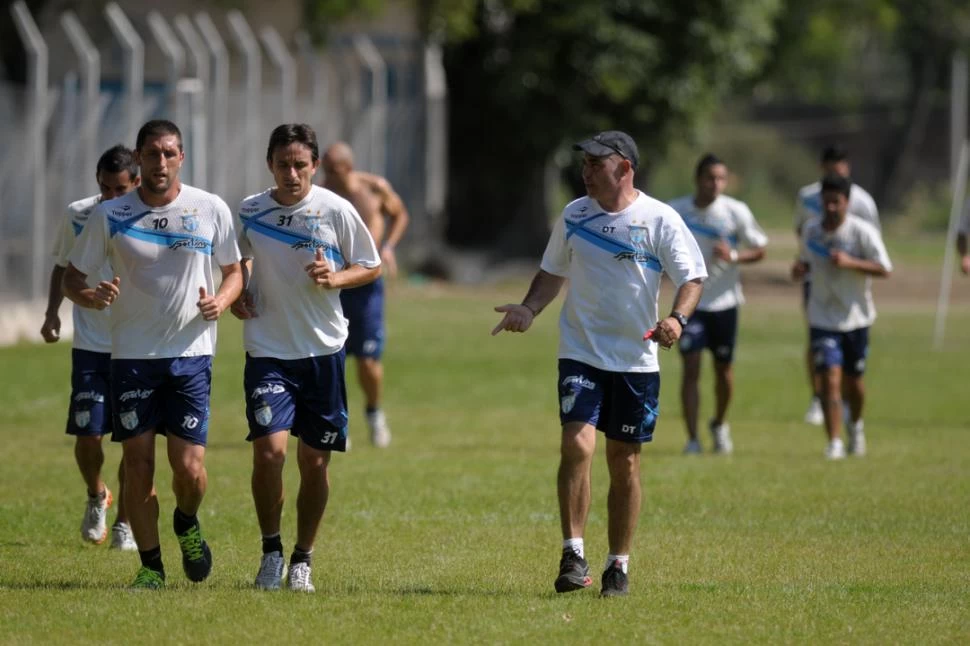 ATENCIÓN. Mosset y Barrado corren a la par de Llop, que parece estar dándoles indicaciones pensando en el duelo del domingo, a las 16, con Patronato. LA GACETA / FOTO DE INéS QUINTEROS ORIO