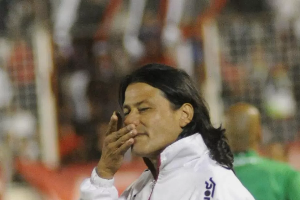 TAREA. Anoche el Tigre Amaya dirigió a San martín desde el banco. hoy hablará con la prensa. LA GACETA / ANTONIO FERRONI