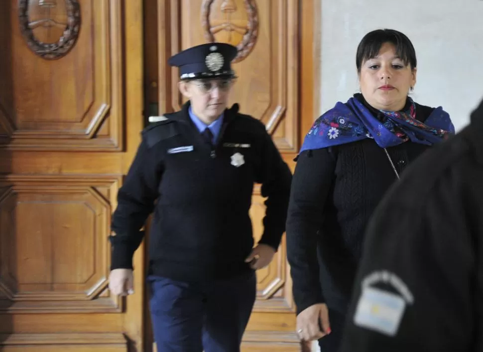 EN EL PASILLO. Solitario y cabizbajo, en el pasillo de Tribunales, el imputado José Chenga Gómez espera la reanudación de la audiencia del juicio. LA GACETA / FOTOS DE JORGE OLMOS SGROSSO