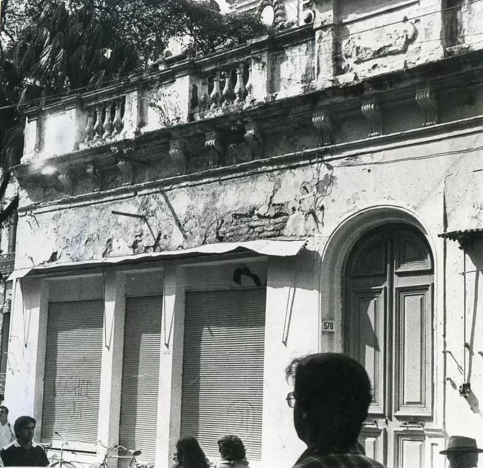 SAN MARTIN 570. En 1984, poco antes de la demolición, el fotógrafo registró la fachada de la casa que fue de la familia Rodríguez, lindera con el Palacio de Gobierno. LA GACETA / ARCHIVO