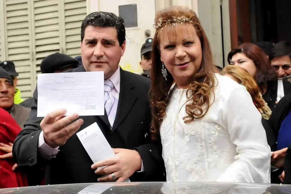 PRECURSORES. Humano y su pareja estrenaron el matrimonio igualitario.  LA GACETA / FOTO DE JOSE NUNO