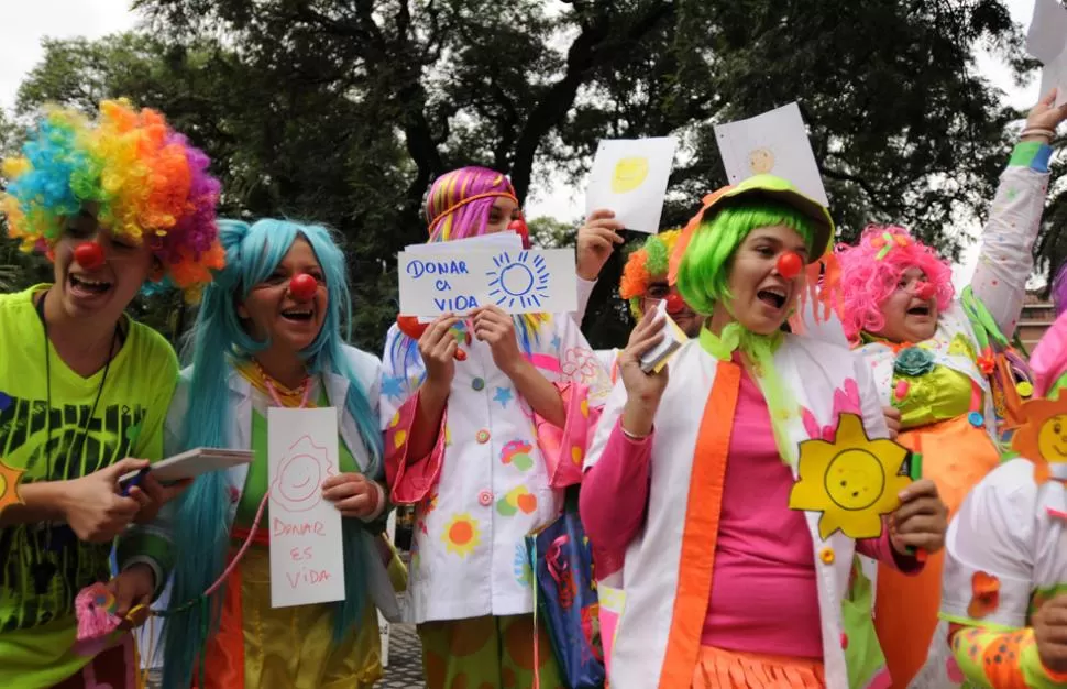 CONCIENCIA Y COLOR. Los payamédicos acapararon la atención durante la Caminata por la esperanza. LA GACETA / FOTO DE ANALIA JARAMILLO