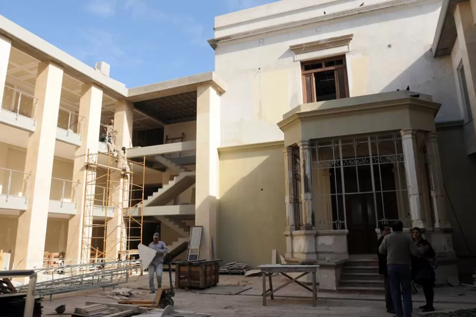 CONTRASTE. El bow window del antiguo palacete, de estilo neoclásico, se enfrenta a las nuevas instalaciones. LA GACETA/ FOTOS DE ANALIA JARAMILLO.