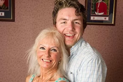 FELICES. La vida le dio una segunda oportunidad a Joan Lloyd. FOTO TOMADA DE THESUN.COM