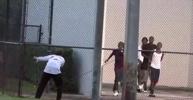 AL ACECHO. El bromista disfrazado causó pavor entre los transeúntes. CAPTURA DE VIDEO