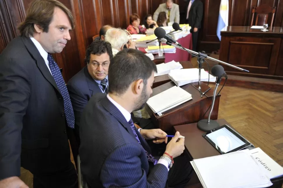 AL BANQUILLO. Lento, pero a paso firme, el ex policía Jorge Tobar ingresa a la sala de audiencia, mientras es observado por el juez Eduardo Romero Lascano. LA GACETA / FOTOS DE JORGE OLMOS SGROSSO