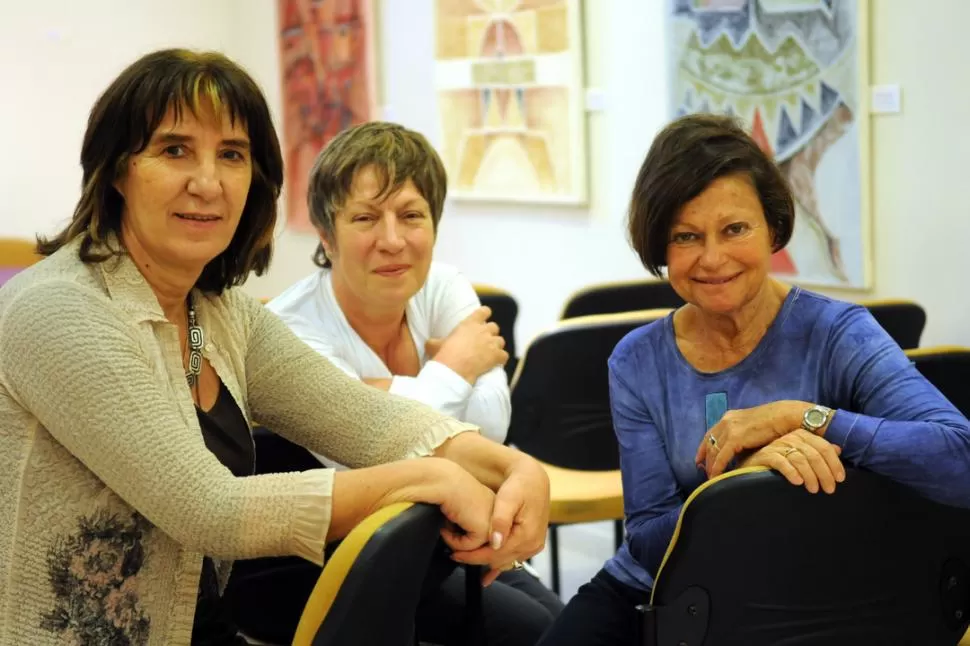 PREMIADA. Heker (primera de la derecha) escribió uno de los capítulos del libro que presentará. LA GACETA / FOTO DE JUAN PABLO SANCHEZ NOLI