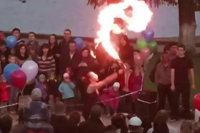 Una lanza llamas se prendió fuego durante su acto