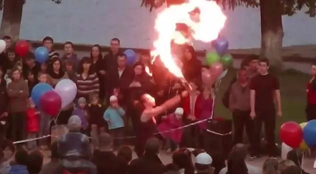 DESAFORTUNADA. El momento justo en que la joven sufre un percance en su performance. CAPTURA DE VIDEO