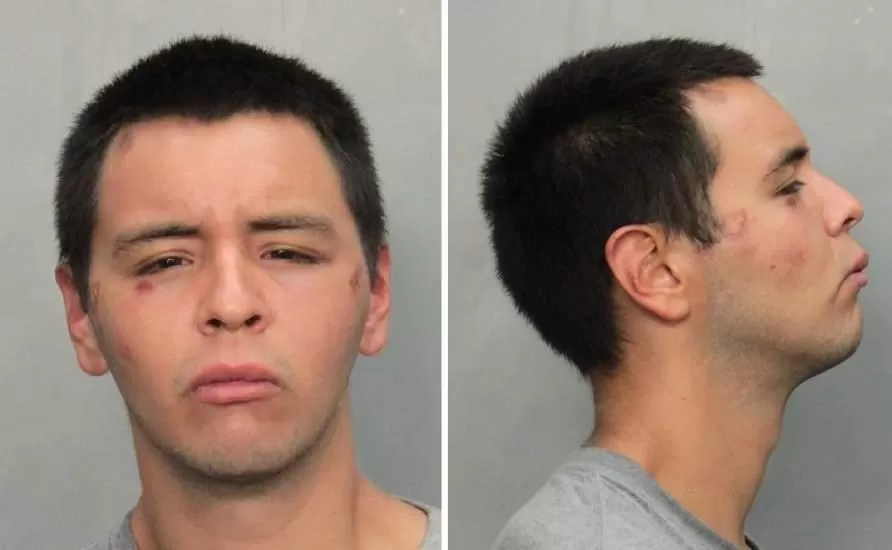 UNO MAS. El hombre atacó, como un zombie, a dos policías. FOTO TOMADA DE NUEVO HERLAD.COM