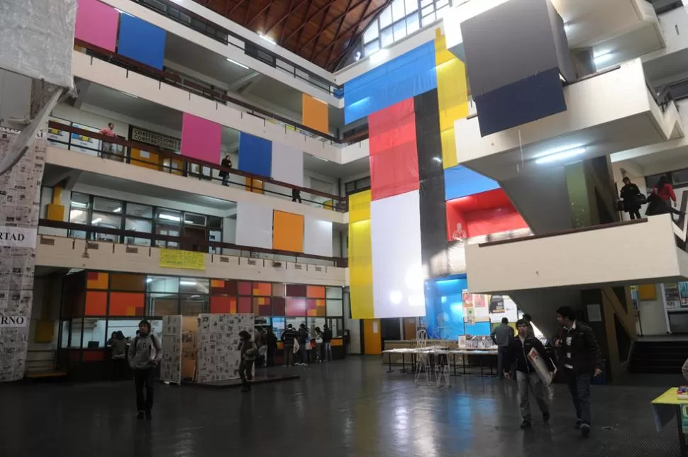 LA VIEJA FAU. En el patio y en las galerías se encuentra la comunidad.