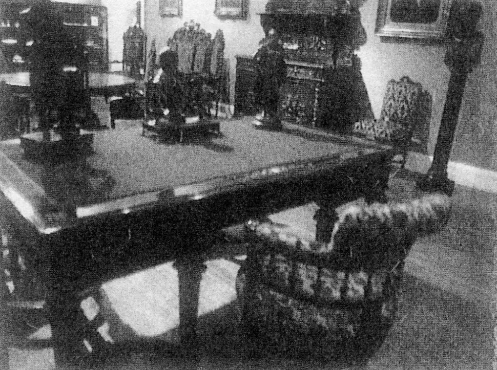 NICOLAS AVELLANEDA. Sillón y escritorio del ilustre tucumano, que se conserva en el Museo Histórico Sarmiento.