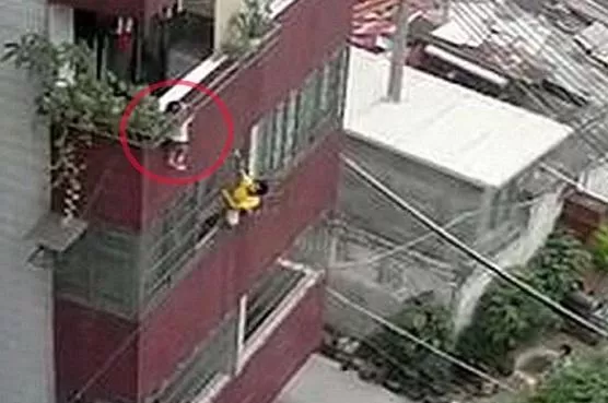 DESESPERANTE. El niño permanecía suspendido, sostenido sólo por su cabeza. CAPTURA DE VIDEO