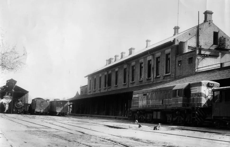ACTIVA. Una locomotora diesel maniobra en la playa de El Provincial, cuando ya era solo de carga. A la izquierda, el taller de morochas a vapor. 