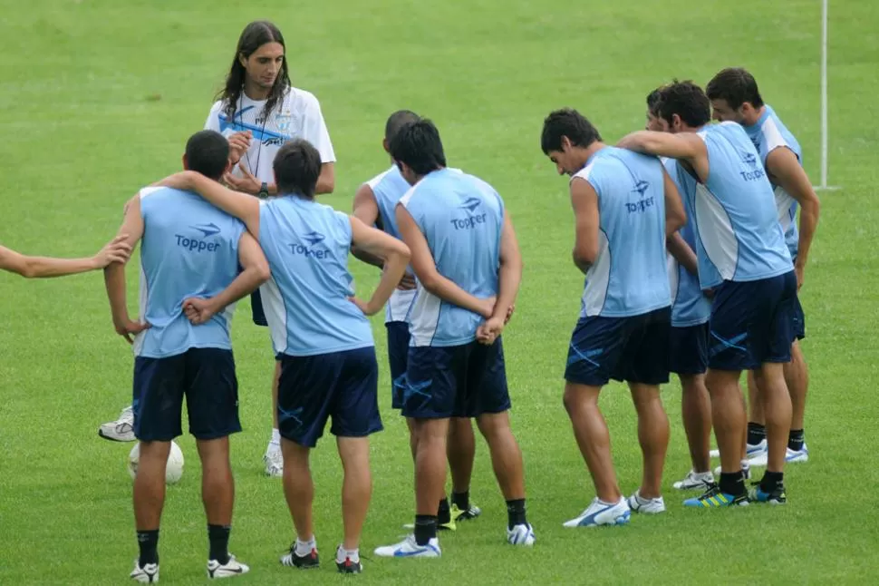 DE ELLOS SÍ SE DESPEDIRÁ. Al parecer, a su ahora ex jefe le molestaba que Chacón tenga una buena relación con los futbolistas que él entrena a diario. LA GACETA / FOTO DE INES QUINTERO ORIO