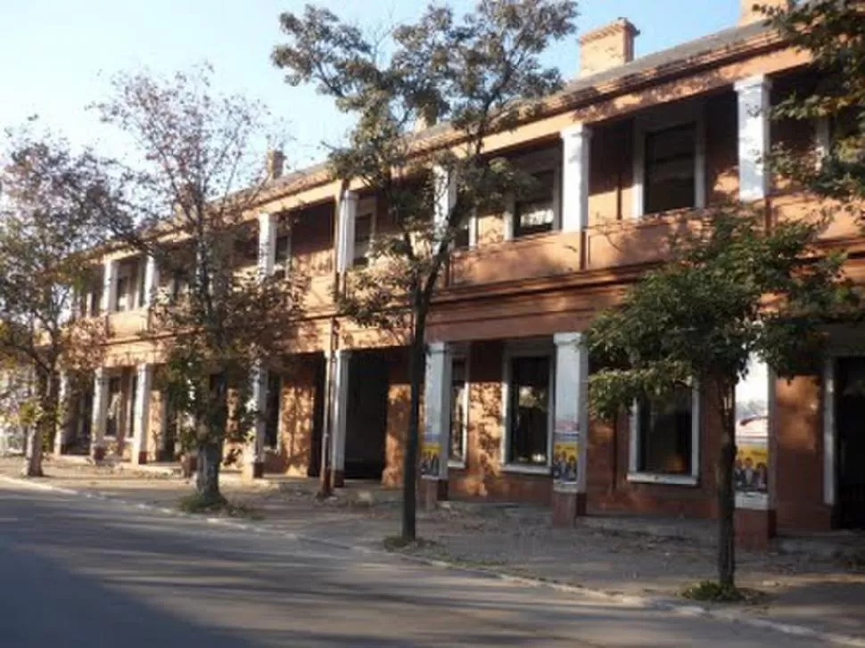 SIN VIDA. La fachada de la estación, en tiempos más actuales. 