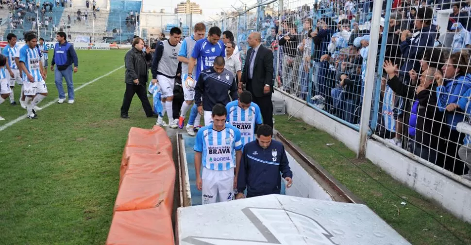 SIN PACIENCIA. Los hinchas agotaron el stock de la temporada y ahora sólo quieren resultados. LA GACETA / JORGE OLMOS SGROSSO