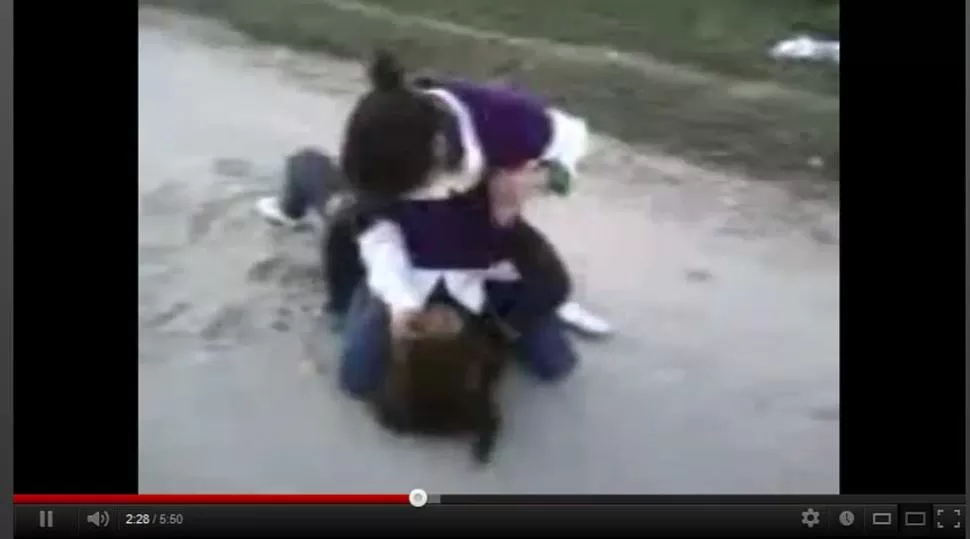 BIEN TRENZADAS. En las sucesivas imágenes, se ve a las estudiantes tomadas de los pelos. CAPTURA DE VIDEO