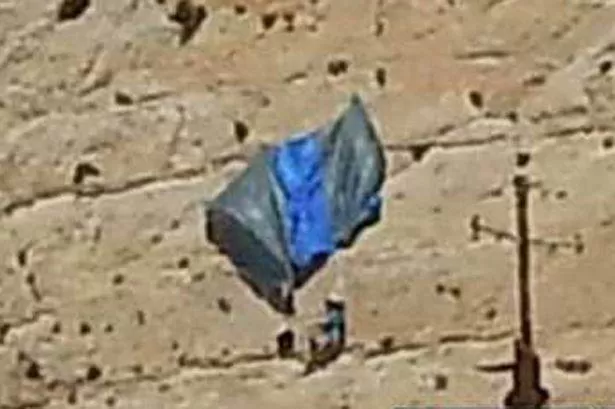 TRAGEDIA. Los rescatistas no pudieron hacer nada. FOTO TOMADA DE MIRROR.COM