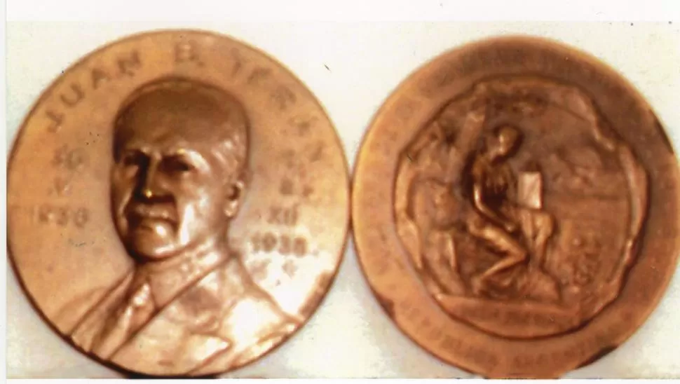 JUAN B. TERÁN. Rostro del ilustre tucumano en la primera medalla que la Academia Nacional de la Historia acuñó en su homenaje, en 1939. LA GACETA / ARCHIVO