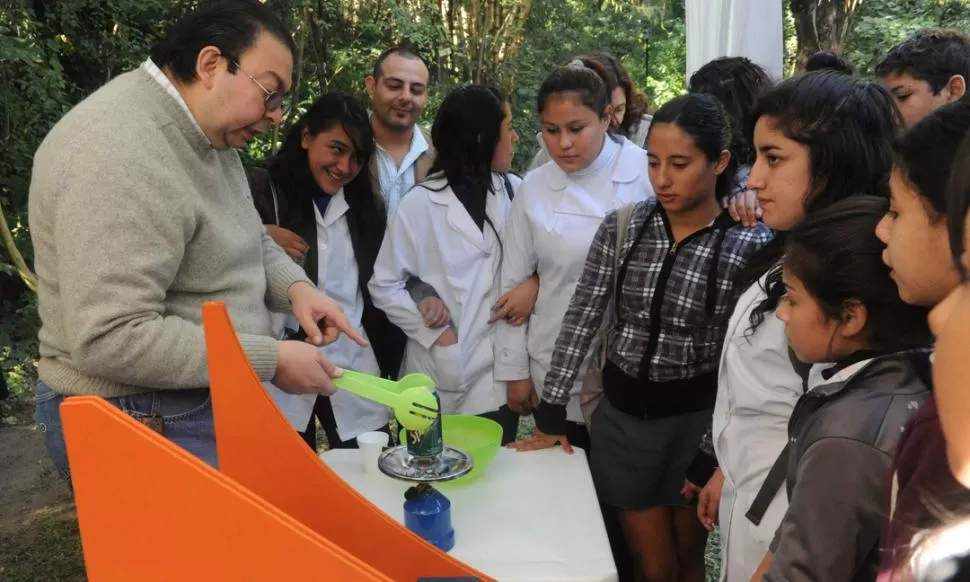 SORPRENDIDOS. Alumnos de la Escuela de Comercio N° 3 vieron la presión atmosférica en acción. 