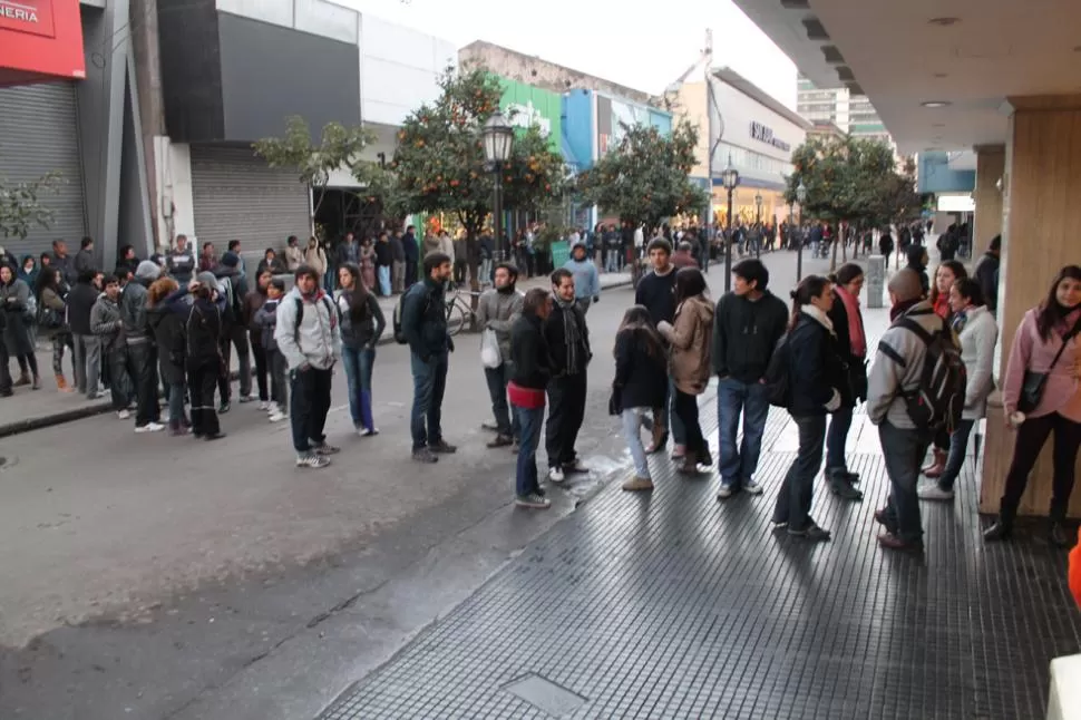 PAPEL EN MANO. Cada cupón tiene valor por una entrada para cada persona. LA GACETA / FOTO DE ALVARO MEDINA