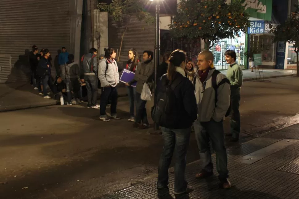 TODAVIA ESTABA OSCURO. Los primeros seguidores de Pelli se reunieron a las 6.30 en la entrada del edificio de LA GACETA. GENTILEZA TERESA PASQUERO