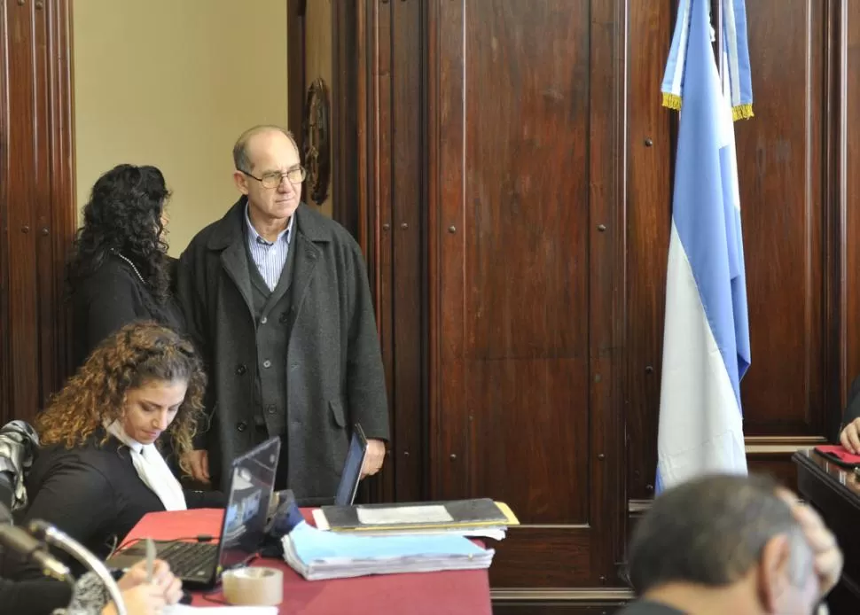 AL RECINTO. El ex policía, Jorge Tobar, volverá a entrar hoy a la sala de audiencia para continuar su testimonio frente a los jueces. LA GACETA / FOTO DE JORGE OLMOS SGROSSO