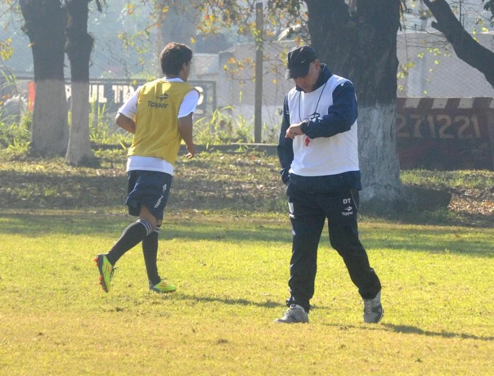 NO VEÍA LA HORA DE DESCARGARSE. Llop dirigió el duelo entre suplentes y el equipo liguista antes del exabrupto. LA GACETA / FOTO DE ANTONIO FERRONI