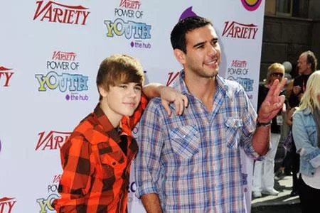 BROMA. Justin Bieber se hizo pasar por Scooter Braun en Twitter. FOTO TOMADA DE ZIMBIO.COM