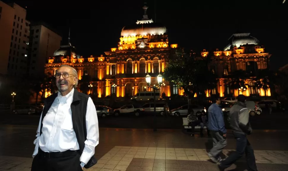 DE PASEO. Pelli pasó la tarde de hoy recorriendo plazas y edificios históricos de la capital tucumana. LA GACETA / FOTO DE JUAN PABLO SANCHEZ NOLI