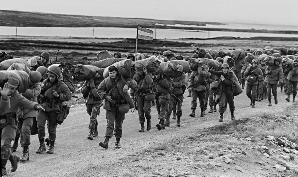 MARCHANDO. Los soldados argentinos marchando, un día antes del fin de la guerra. AFP