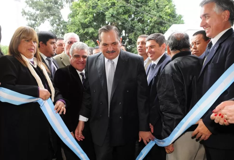 DE RECORRIDA. Alperovich inauguró un Centro de Documentación Rápida en Alderetes. PRENSA CASA DE GOBIERNO