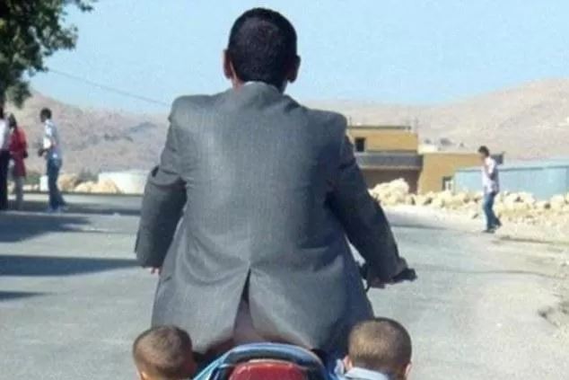 INCONCIENTES. Los malos padres no piensan en la seguridad de sus hijos. FOTO TOMADA DE INFORME21.COM