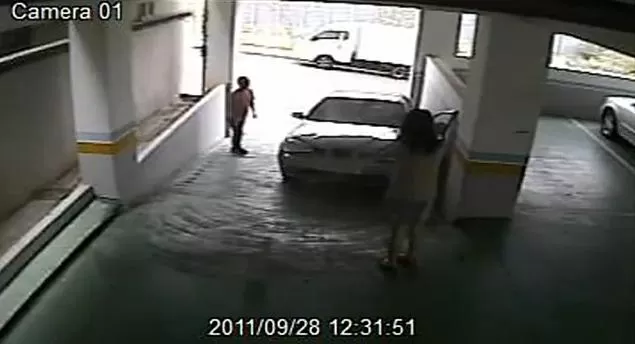 ANGUSTIADA. La mujer se lamenta por su descuido. CAPTURA DE VIDEO