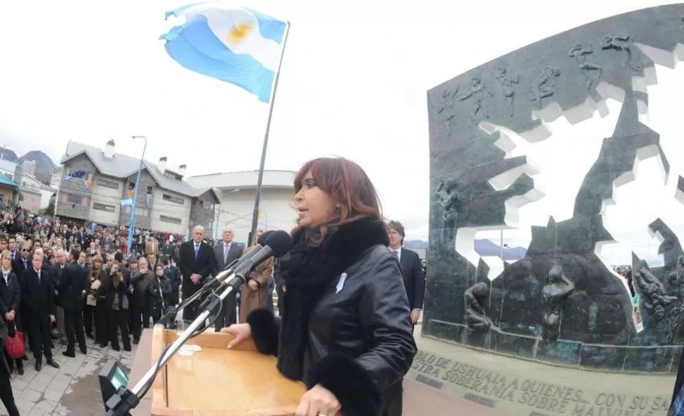 DESDE USHUAIA. La mandataria encabezó el acto por el Día del Veterano, el 2 de abril, a 30 años de la Guerra de Malvinas. TELAM