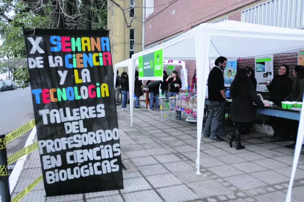 CIENCIA EN EL ABASTO. Los stands atrajeron tanto a las delegaciones escolares como a los vecinos.  LA GACETA / FOTOS DE ANALIA JARAMILLO 