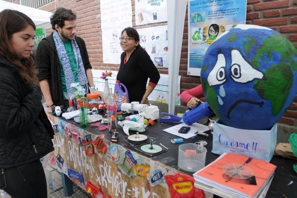 MENOS CONTAMINACIÓN. Los plásticos reciclados no van a la basura. 